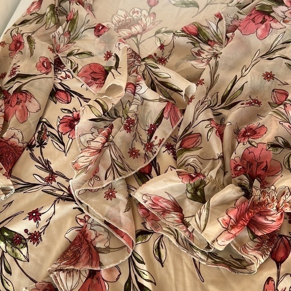 NWOT Perception Concept Beige Floral With Ruffled Front and Neckline - Picture 6 of 8